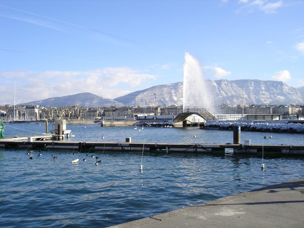 Le jet d'eau, the well-known fountain of Geneva. (c) Photo: go-and-discover.com. All rights reserved.